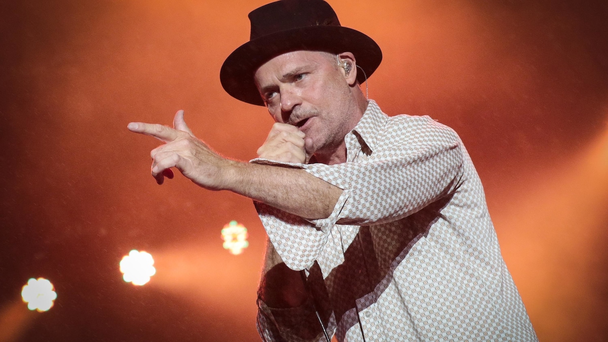 gord downie performing